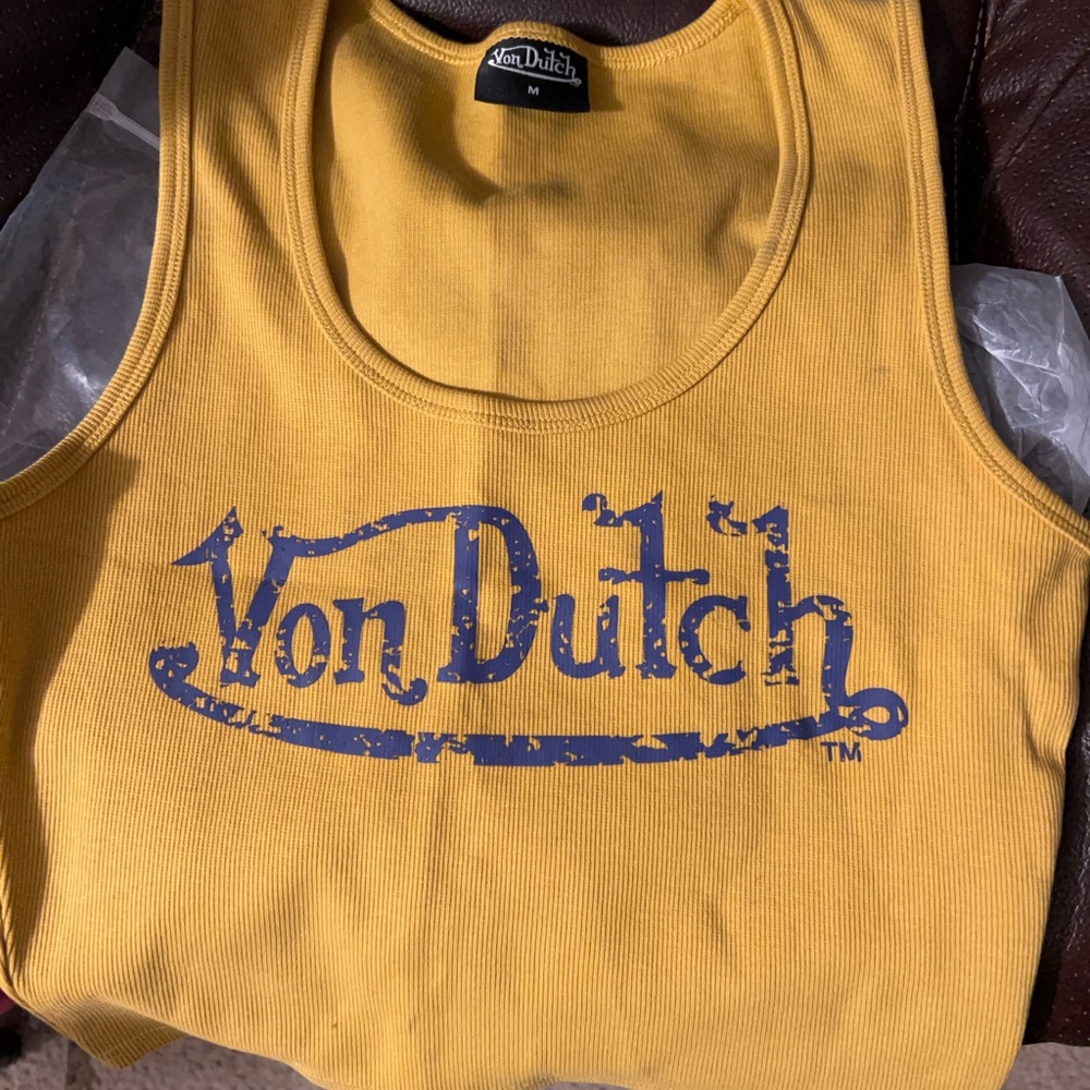 Von Dutch T size M best fits a small